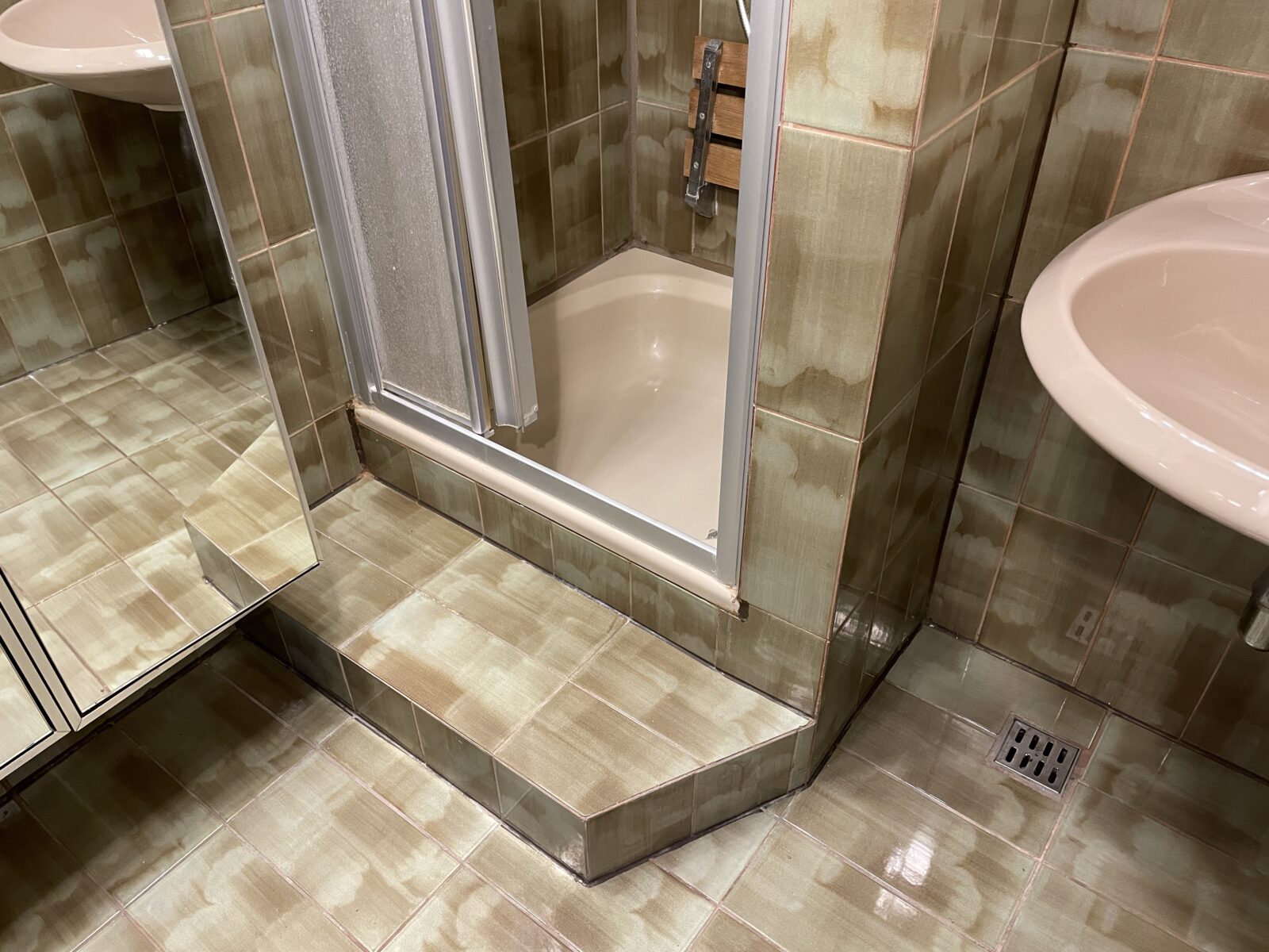 Neu aufgeteilt - Bestand Duschbad