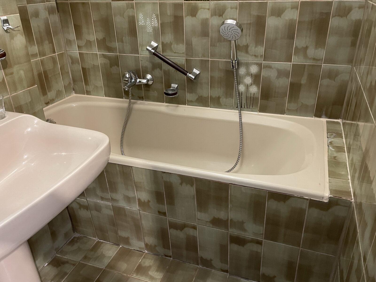 Neu aufgeteilt - Bestand Wannenbad